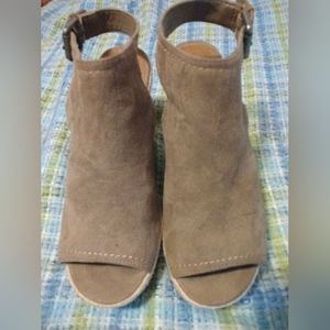 Universal Thread Goods Wedge pumps